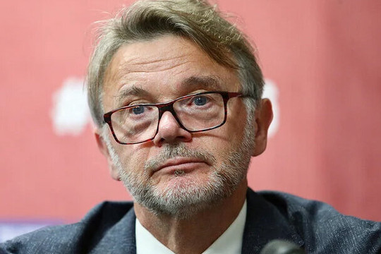 HLV Troussier khen tuyển Việt Nam, chê sân Mỹ Đình