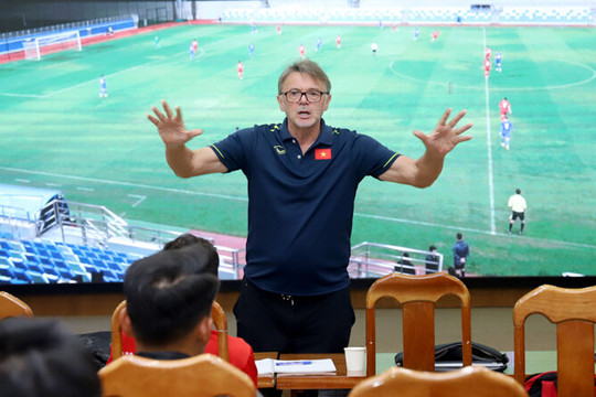 Ông Troussier chia sẻ kinh nghiệm với các HLV tương lai của bóng đá Việt Nam