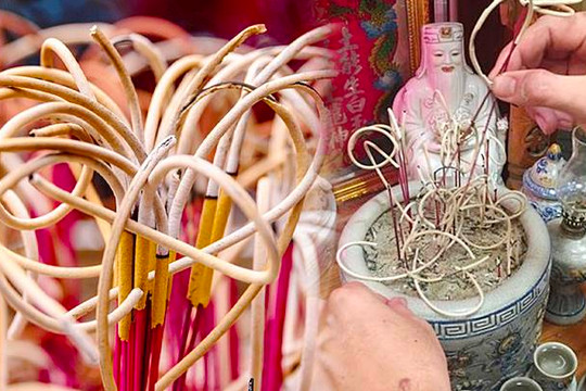 Tỉa chân nhang trước hay sau khi cúng ông Công, ông Táo