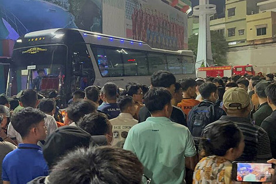 CĐV bao vây, chửi bới CLB Thanh Hóa ở khách sạn: Cầu thủ kể lại giây phút sợ hãi