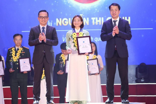 Nguyễn Thị Oanh nhận giải thưởng 'Thanh niên sống đẹp' năm 2023