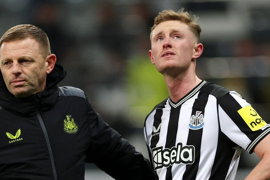 Thua ngược AC Milan, Newcastle bị loại khỏi Cúp C1