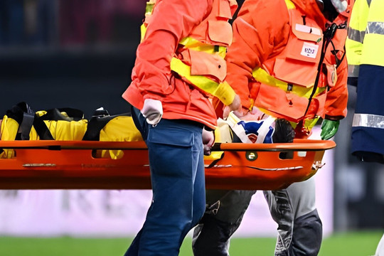 Húc thẳng đầu gối đồng đội, sao La Liga bất tỉnh