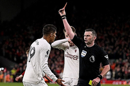 Trọng tài gây tranh cãi: Liverpool mất phạt đền, Man Utd nhận thẻ đỏ oan ức?