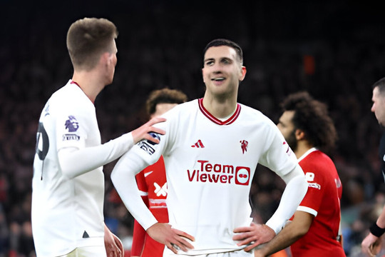 Hậu vệ Man Utd nhận 2 thẻ vàng trong 5 giây chưa phải kỷ lục