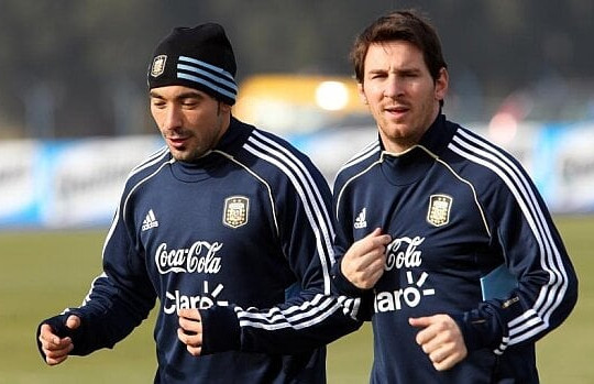 Đồng đội cũ của Messi bị thương nặng khi thay bóng đèn
