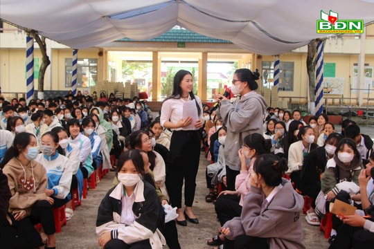 "Cầm tay chỉ... luật" trong trường học ở Đắk Nông