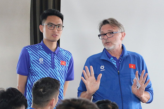 HLV Troussier mong cầu thủ tự giác trong sinh hoạt tại Asian Cup 2023