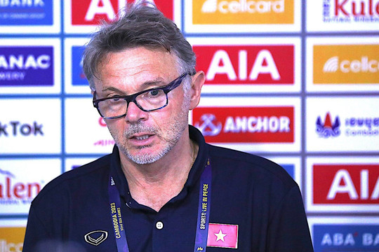 HLV Troussier chỉ chốt danh sách đội tuyển Việt Nam vào giờ chót
