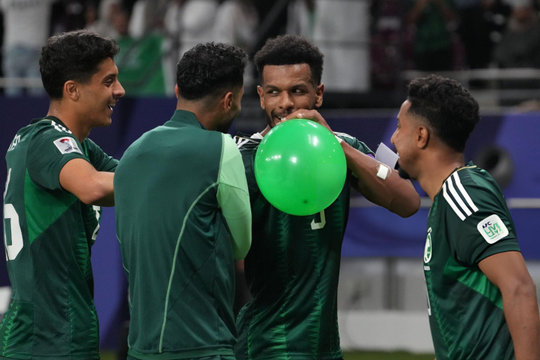 Ghi bàn phút bù giờ ở Asian Cup, đồng đội Neymar ăn mừng độc lạ