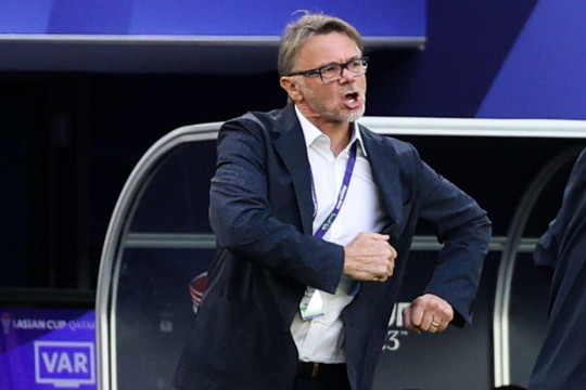HLV Troussier hãy tỉnh ngộ: Bóng đá phải có thành tích