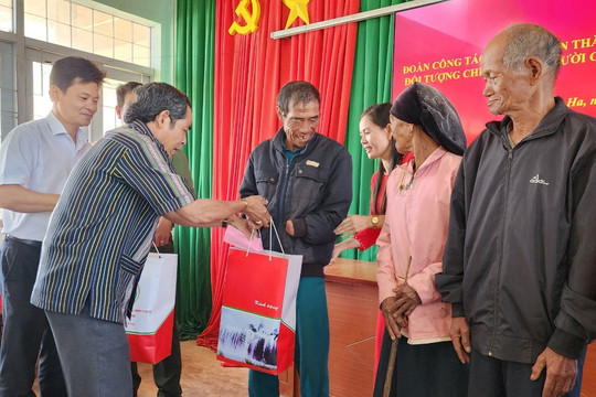 Chủ tịch UBMTTQVN Đắk Nông Điểu Xuân Hùng thăm, chúc tết tại Đắk Glong