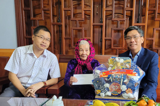 Báo Đắk Nông thăm, tặng quà tết Mẹ Việt Nam Anh hùng Nguyễn Thị Xuân
