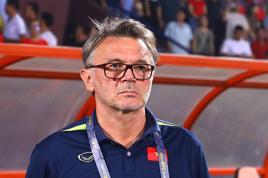 VFF chưa tính chuyện sa thải HLV Troussier