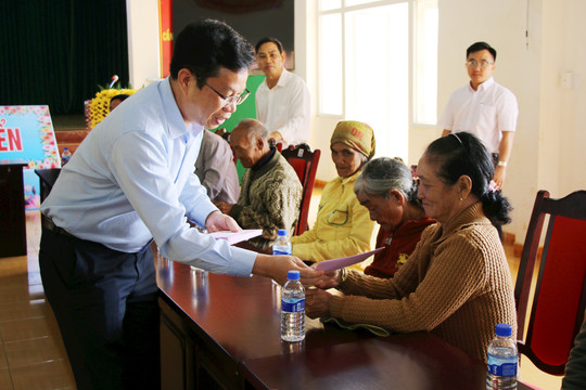 Đồng chí Lưu Văn Trung tặng quà tết tại huyện Đắk Glong và TP. Gia Nghĩa