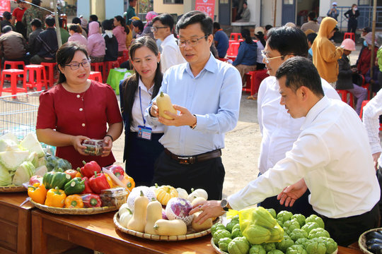 Đồng chí Lưu Văn Trung dự Chợ Tết Nhân ái tại xã Đắk Ha