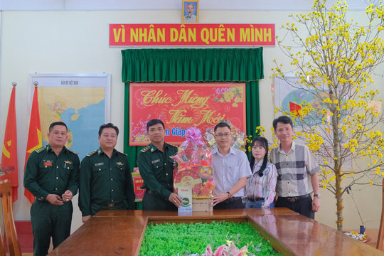 Báo Đắk Nông thăm, chúc tết Đồn Biên phòng Đắk Dang