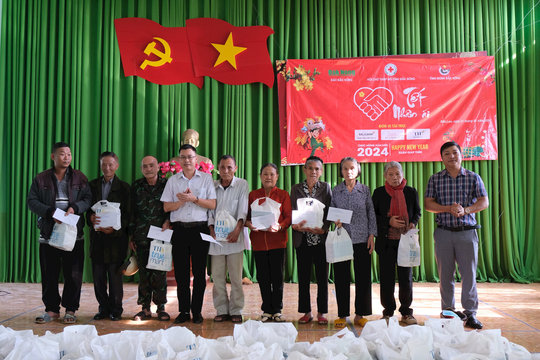 Báo Đắk Nông tặng 150 suất quà tết cho người dân xã Đắk Lao