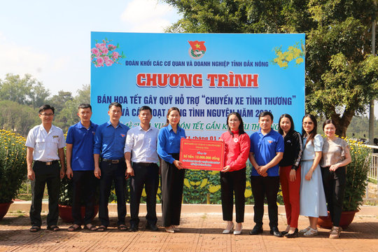 Bạn trẻ Đắk Nông bán hoa tết ủng hộ quỹ "Chuyến xe tình thương"