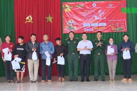 Báo Đắk Nông phối hợp tặng quà tết cho người dân xã Quảng Trực
