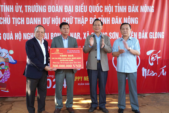 Bí thư Tỉnh ủy Đắk Nông Ngô Thanh Danh thăm, tặng quà tết bà con bon Sa Nar