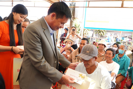 Đắk Glong tặng 3.959 suất quà Tết Nguyên đán Giáp Thìn 2024