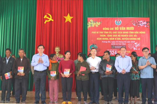 Chủ tịch UBND tỉnh Đắk Nông Hồ Văn Mười chúc tết, tặng quà cho người dân huyện Krông Nô