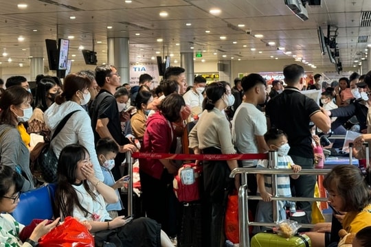Tân Sơn Nhất "vỡ trận" trước Tết dù khách chưa đạt đỉnh