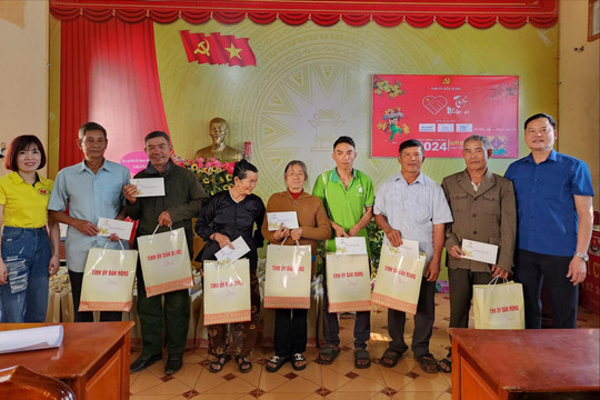 Văn phòng Tỉnh ủy Đắk Nông tặng quà tết tại bon N’Jang Bơ