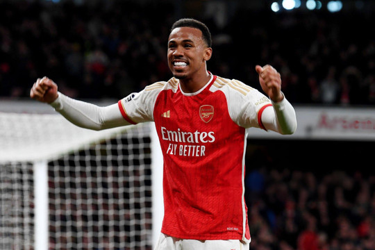 Kết quả Ngoại Hạng Anh: Thủ môn mắc lỗi sơ đẳng, Liverpool thua Arsenal