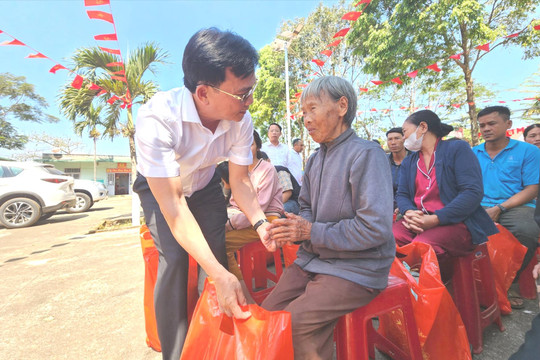 Chủ tịch UBND tỉnh Đắk Nông Hồ Văn Mười trao gạo tết cho bà con xã Nhân Đạo