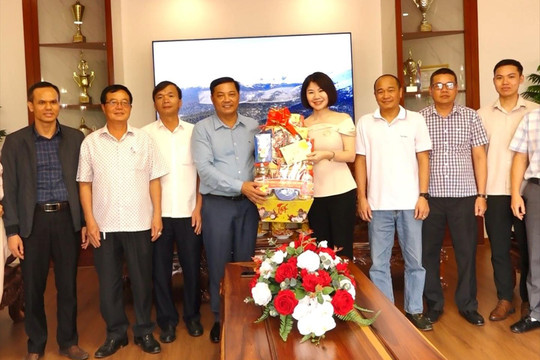 Đồng chí Lê Trọng Yên tặng quà tại Cư Jút