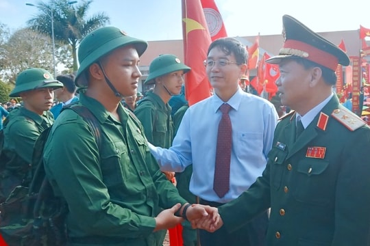 Tư lệnh Quân khu 5 và Bí thư Tỉnh ủy Đắk Lắk tiếp sức thanh niên tòng quân