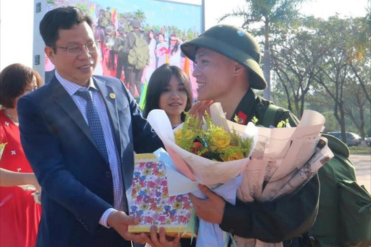 Đồng chí Lưu Văn Trung dự, tiễn 155 thanh niên huyện Krông Nô lên đường nhập ngũ