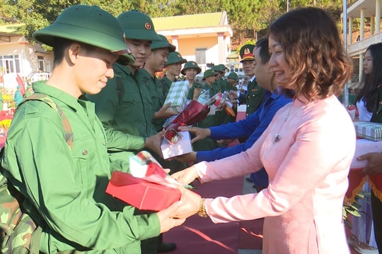 121 thanh niên Gia Nghĩa lên đường nhập ngũ