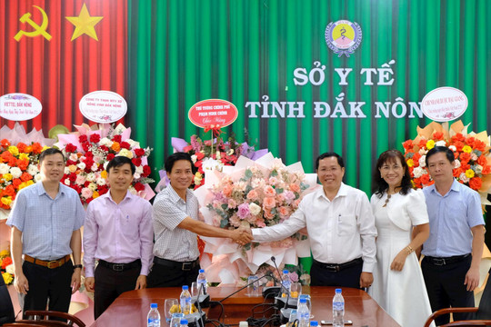 Báo Đắk Nông thăm, chúc mừng Ngày Thầy thuốc Việt Nam