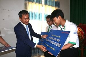 Trao học bổng toàn phần cho 10 học sinh Trường THPT Chuyên Nguyễn Chí Thanh