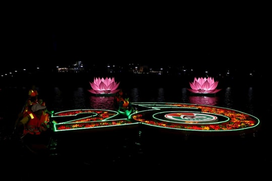 Thả hoa đăng nhân Lễ Kỷ niệm 20 năm Ngày tái lập tỉnh Đắk Nông