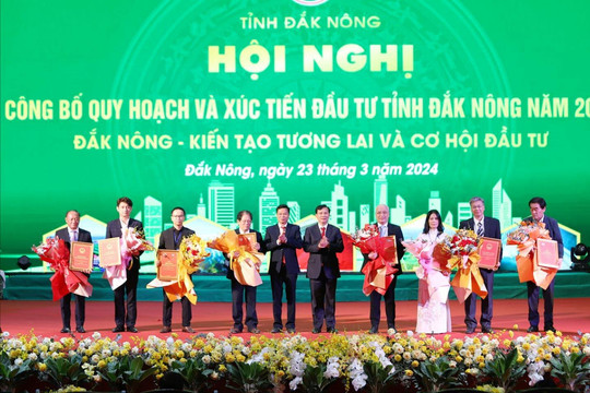 Đắk Nông trao 4 giấy chứng nhận đăng ký đầu tư và 4 bản ghi nhớ hợp tác đầu tư