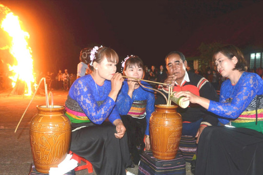 Đồng bào vững tin theo Đảng