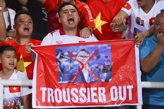 Việt Nam 0 - 3 Indonesia: Niềm tin người hâm mộ vào HLV Troussier đã mất
