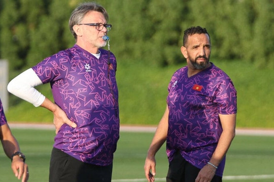 VFF không phải đền bù cho trợ lý HLV Troussier