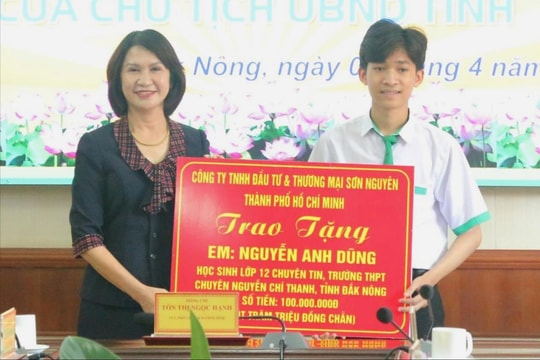 Chủ tịch UBND tỉnh Đắk Nông tặng bằng khen học sinh, giáo viên đạt thành tích cao