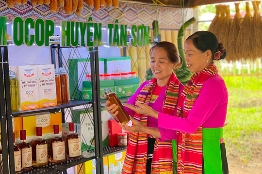 Tháng Ba về đất Tổ