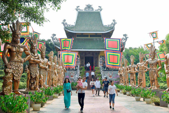 Người dân Tây Nguyên thành kính và biết ơn nguồn cội