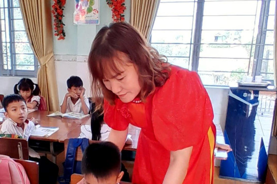 Cô giáo vùng sâu Đắk Nông truyền cảm hứng học tập cho học sinh