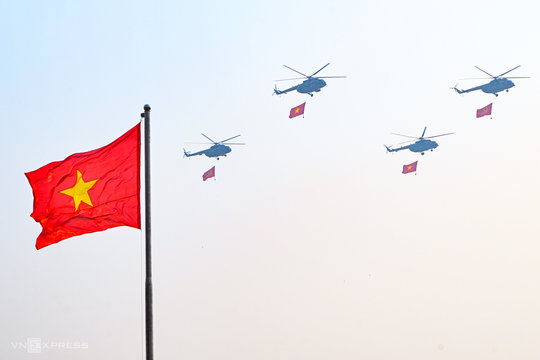 Trực thăng bay biểu diễn trên bầu trời Điện Biên