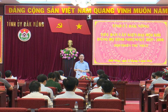 Tiểu Ban Văn kiện Đại hội họp phiên thứ nhất