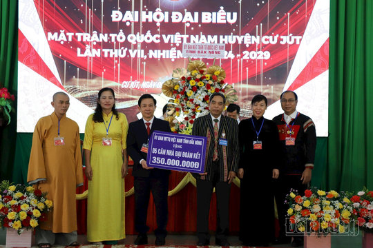 Mặt trận Tổ quốc các cấp đa dạng hình thức giúp đỡ người nghèo
