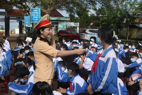 Bảo vệ trẻ khi tham gia giao thông